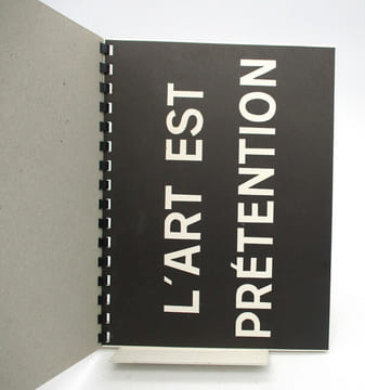 This is just another catalog containing just another lot of jab (stupid talk) about another egoist named Ben [L'Art est prétention]. BEN