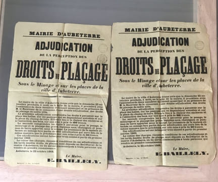 2 affiches pour l'adjudication de la perception des droits de plaçage sous le minage et sur les places de la ville d'Aubeterre. undefined