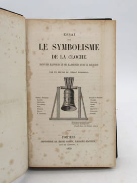 Essai sur le symbolisme de la cloche , dans ses rapports et ses harmonies avec la religion, par un prêtre du clergé paroissial. undefined