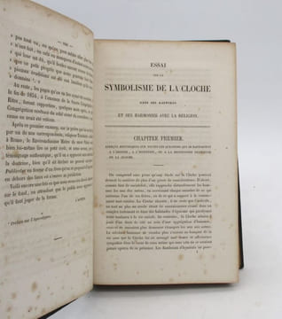 Essai sur le symbolisme de la cloche , dans ses rapports et ses harmonies avec la religion, par un prêtre du clergé paroissial. undefined