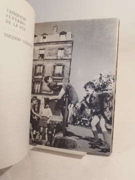Gosses de Paris. Préface de Jean Nohain. Photographies de Robert Doisneau.. DONGUES (Jean), DOISNEAU (Robert), NOHAIN (Jean)