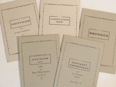 5 volumes de la collection "Les Astéronymes" : 1) Document hermétique, avec une présentation attribuée à Jean Ferry, S. ; 2) Sophocle, Antigone, fragment, traduit par Roger Gilbert-Lecomte avec des vers de  ; 3) Escrocs ; 4) Laffaire Ébé ; 5) Montage, avec un indice dattribution à Jean Ferry, S. 