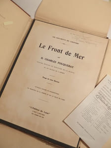 Le Front de Mer, par D. Charles Fouqueray, peintre officiel du Ministère de la Marine et du Musée de l'Armée. Album. Tirage de Léon Marotte.