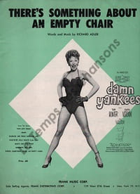 Partition de la chanson : There's something about an empty chair Edition originale américaine de cette partition pour piano et chant. " Damn Yankees " film musicale avec Tab Hunter , Gwen Verdon , Ray Walston ( inspirée du roman " The year the Yankees lost the Pennant" de Douglas Wallop ) <pre id="tw-target-text" class="tw-data-text tw-text-large tw-ta" dir="ltr" tabindex="-1" role="text" data-placeholder="Traduction" data-ved="2ahUKEwj16LWGm9CQAxUJSKQEHTb0IZoQ3ewLegQIChAU"></pre> Damn yankees (Film)