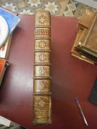 Missale Novum Romanum,
Ex Decreto Sacrosanti Concilii Tridentini Restitutum PII V. Pont. Max. Iussu - Jussu Editum et Clementis VIII.
Primum, Nunc Denuo Urbani Papae VIII. Auctoritate Recognitum.
In Quo Missae propriae de Santis, ad longum prolitae funt ad majorem celebrantium commoditaten .