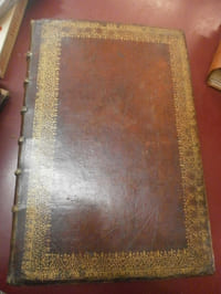 Missale Novum Romanum,
Ex Decreto Sacrosanti Concilii Tridentini Restitutum PII V. Pont. Max. Iussu - Jussu Editum et Clementis VIII.
Primum, Nunc Denuo Urbani Papae VIII. Auctoritate Recognitum.
In Quo Missae propriae de Santis, ad longum prolitae funt ad majorem celebrantium commoditaten .