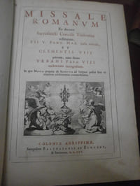Missale Novum Romanum,
Ex Decreto Sacrosanti Concilii Tridentini Restitutum PII V. Pont. Max. Iussu - Jussu Editum et Clementis VIII.
Primum, Nunc Denuo Urbani Papae VIII. Auctoritate Recognitum.
In Quo Missae propriae de Santis, ad longum prolitae funt ad majorem celebrantium commoditaten .