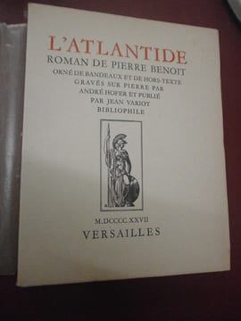 L'Atlantide -
Roman orné de bandeaux et de hors-texte gravés sur pierre par André Hofer et publié par Jean Variot bibliophile.. P. Benoit