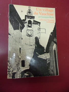 Un village du Vaucluse - Roussillon. Laurence Wylie.