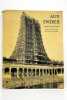 Aux indes sanctuaires. Cent trente-six photographies choisies et commentées par Odette Bruhl, attachée au musée Guimet.. LEVY (Sylvain).