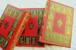 "BOCCACE Le Décaméron Paris, Jean de Bonnot, 1990. 3 volumes fort in 8°, belle reliure plein cuir, plats ornés en encadrement de 12 figurines avec le ...
