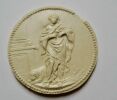 Médaille en plâtre 30 mm Medaille en platre, 3 mm., d'epaisseur, dos lisse Petit accroc au bord par ailleurs bel etat. Médaille en plâtre 30 mm