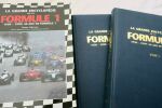 MENARD Pierre La grande encyclopédie de la Formule 1 - Tomes 1 et 2 Chronosports Editeur, 2000. 2 vol. in-4° rel. cart. bleu (25 x 34), sous emboitage ...