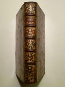 L'usage et les fins de la prophétie dans les divers âges du monde, en six discours, auxquels on a joint trois dissertations I. Sur la canonicité de la seconde Epître de S. Pierre. II. Sur les idées que les juifs, avant Jésus-Christ, se faisoient des circonstances, et des suite de la chûte d'Adam. III. Sur la bénédiction donnée par Jacob à Juda. GeN. xlix. Traduit de l'anglois par Abraham Le Moine. Seconde édition augmentée d'une IV Dissertation de l'auteur sur l'Entrée triomphante de Jésus-Christ dans Jérusalem.