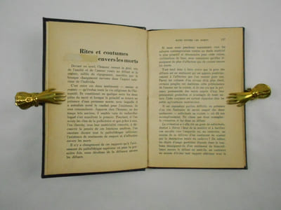 Rites et coutumes (des vivants) envers les morts.