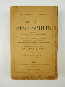 Le Livre des esprits contenant les principes de la doctrine spirite sur l'immortalité de l'âme - La nature des esprits et leurs rapports avec les hommes - Les lois morales - La vie présente - La vie future et l' avenir de l'humanité. Selon l' enseignement donné par les Esprits supérieurs à l'aide de divers médiums recueillis et mis en ordre par Allan Kardec.