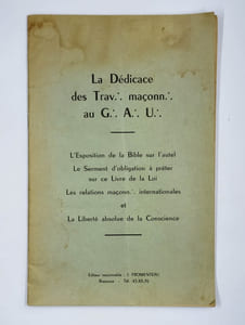 La dédicace des trav:. maçonn:. au G:. A:. U:. L'exposition de la bible sur l'autel. Le serment d'obligation à prêter sur le livre de la loi. Les relations maçonn:. internationales et la liberté absolue de conscience.
