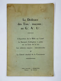La dédicace des trav:. maçonn:. au G:. A:. U:. L'exposition de la bible sur l'autel. Le serment d'obligation à prêter sur le livre de la loi. Les relations maçonn:. internationales et la liberté absolue de conscience.