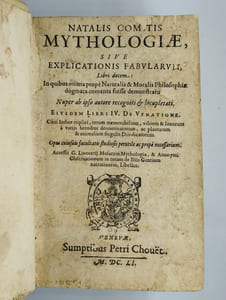 Natalis Comitis Mythologiae, sive Explicationis Fabularum, Libri decem: In quibus omnia propè Naturalis & Moralis Philosophiae dogmata contenta fuisse demonstrantur.Eiusdem Libri IV. De Venatione. Cum Indice triplici, rerum memorabilium, urbium & locorum à variis heroibus denominatorum, ac plantarum & animalium singulis Diis dicatorum.Accessit G. Linocerij Musarum Mythologia, & Anonymi Observationum in totam de Diis Gentium narrationem, Libellus.