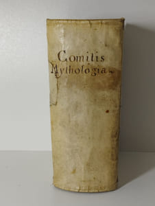 Natalis Comitis Mythologiae, sive Explicationis Fabularum, Libri decem: In quibus omnia propè Naturalis & Moralis Philosophiae dogmata contenta fuisse demonstrantur.Eiusdem Libri IV. De Venatione. Cum Indice triplici, rerum memorabilium, urbium & locorum à variis heroibus denominatorum, ac plantarum & animalium singulis Diis dicatorum.Accessit G. Linocerij Musarum Mythologia, & Anonymi Observationum in totam de Diis Gentium narrationem, Libellus.
