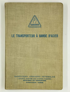 Le transporteur à bande d'acier.