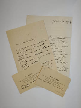 Ensemble de 2 lettres autographes signées et de 2 cartes.. LARMANDIE Léonce de, LA ROCHEFOUCAULD Antoine de, POZZI [Jean-Samuel],