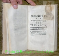 Mémoires sur l'éducation des vers a soie. Divisés en trois partie, avec un Traité sur la Culture des Mûriers, & un sur l’origine du Miel.