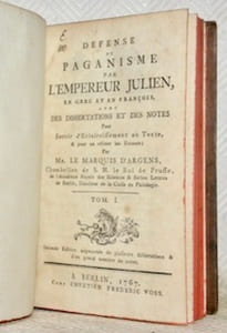 Defense du paganisme par l’Empereur Julien, en grec et en françois, avec les dissertations et des notes pour servir d’eclaircissement au texte, & pour en réfuter les erreurs; Par le Marquis d’Argens. Seconde édition augmentée de plusieurs dissertations & d’un grand nombre de notes. Tome I et tome II reliés ensembles.