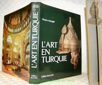 L'art en Turquie, avec la collaboration d’Ekrem Akurgal, Semavi Eyice, Aptullah Kuran, Olus Arik, Dogan Kuban, Gonul Oney, Ulker Erginsoy et Filiz Cagman. Photos par Leo Hilber.