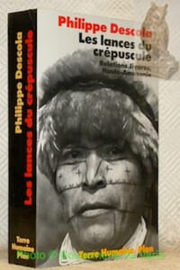 Les lances du crépuscule. Relations Jivaros, Haute-Amazonie. Avec 10 illustrations de Philippe Munch d’après des documents de l’auteur, 8 dessins de l’auteur, 47 illustrations hors texte, 3 cartes, 2 glossaires, 3 index. Collection Terre Humaine, civilisations et sociétés.