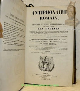 Antiphonaire Romain, comprenant les Vêpres, les Petites Heures et les Laudes pour toute l’année. Les Matines. De la Nativité de N. S., des trois derniers jours de la Semaine Sainte, du jour de Pâques, de la Pentecôte, de la Fête du Saint-Sacrement, de la Toussaint, des Morts et de la Dédicasse de l’Eglise; Avec les Psaumes qui se chantent aux diverses parties de l’Office pendant tout le cours de l’année. Nouvelle édition.