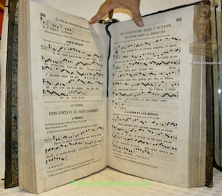 Antiphonaire Romain, comprenant les Vêpres, les Petites Heures et les Laudes pour toute l’année. Les Matines. De la Nativité de N. S., des trois derniers jours de la Semaine Sainte, du jour de Pâques, de la Pentecôte, de la Fête du Saint-Sacrement, de la Toussaint, des Morts et de la Dédicasse de l’Eglise; Avec les Psaumes qui se chantent aux diverses parties de l’Office pendant tout le cours de l’année. Nouvelle édition.