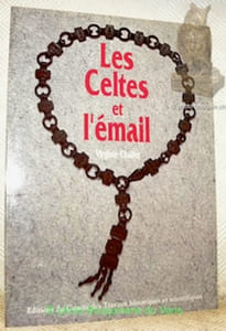 Les Celtes et l'émail. Collection Documents Préhistoriques, 3.
