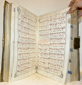 Missale romanum, ex Decreto Sacrosancti Concilii Tridentini restitutum, S. Pii Quinti jussu editum, Clementis VIII. et Urbani VIII. Papae Auctoritate Recognitum, in quo Missae Novissimae Sanctorum Accurate sunt Dispositae.