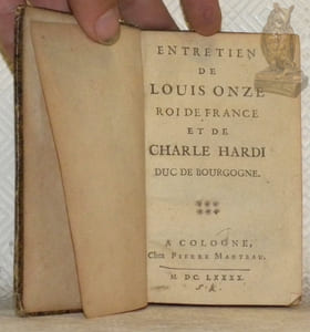 4 Titres reliés ensemble. 1. Entretien de Louis Onze, Roi de France et de Charle Hardi, Duc de Bourgogne. Cologne, 1690, chez Pierre Marteau. 2. Relié avec: Entretien de Charlequint et de François Premier. Amsterdam, 1690, chez Andre’ van Hogenhuysen. 3. Relié avec: Entretien de Rabelais et de Nostradamus. Cologne, 1690, chez Pierre Marteau. 4. Relié avec: Entretien de Scarron et de Moliere. Cologne, 1690, chez Pierre Marteau.