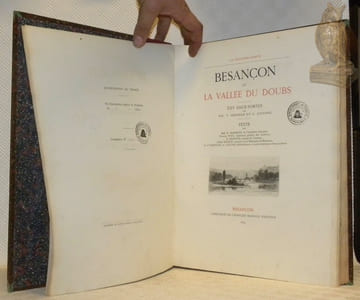 La Franche-Comté. Besançon et la Vallée du Doubs. XXV Eaux-fortes par MM. T. Abraham et G. Coindre. Texte par MM. X. Marmier, Francis Wey, E. Grenier, l’Abbé Besson, le vte. Chifflet, A. Castan.