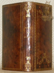 Imitation de Jésus-Christ avec des réflexions à la fin de chaque chapitre, suivie des prières durant la messe et des vêpres du dimanche.