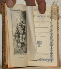 Imitation de Jésus-Christ avec des réflexions à la fin de chaque chapitre, suivie des prières durant la messe et des vêpres du dimanche.