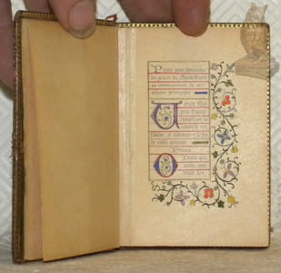 Petit Livre d’Heure. (62 Pages manuscrites entièrement enluminées).
