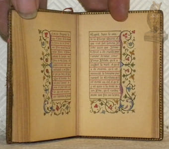 Petit Livre d’Heure. (62 Pages manuscrites entièrement enluminées).