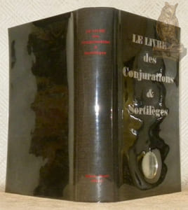 Le livre des conjurations & sortilèges. 17 Dessins au point de croix par Odette Ducarre. Collection Chroniques.