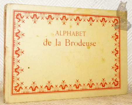 Bibliothèque D.M.C. Alphabet de la Brodeuse. Lettres, Chiffres, Monogrammes et Ornements à points comptés, suivis d'une série de modèles avec calques ...