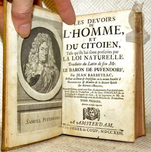 Les devoirs de l’homme, et du citoyen, tels qu’ils lui sont prescrits par la loi naturelle. Traduits du latin de feu Mr. le Baron dde Puffendorf, par Jean Barbeyrac. Nouvelle édition, revuë avec soin ,&augmentée d’un grand nombre de notes du traducteur, de ses deux discours sur la permission & le bénefice des loix ; & du jugement de Mr. de Leibniz sur cet ouvrage avec de reflexions du traducteur. Tome premier et tome second reliés ensembles.