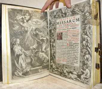 Missale Romanum, ex Decreto Sacro Sancti Concilii Tridentini Restitutum, Pii V. Pont. Max. Jussu Editum, et Clementis VIII. Primum, nunc denuo Urbani Papae Octavi Auctoritate Recognitum. In quo Missae propriae de Sanctis omnes ad longum positae funt ad majorem Celebrantium commoditatem.