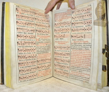 Missale Romanum, ex Decreto Sacro Sancti Concilii Tridentini Restitutum, Pii V. Pont. Max. Jussu Editum, et Clementis VIII. Primum, nunc denuo Urbani Papae Octavi Auctoritate Recognitum. In quo Missae propriae de Sanctis omnes ad longum positae funt ad majorem Celebrantium commoditatem.
