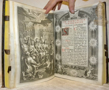 Missale Romanum, ex Decreto Sacro Sancti Concilii Tridentini Restitutum, Pii V. Pont. Max. Jussu Editum, et Clementis VIII. Primum, nunc denuo Urbani Papae Octavi Auctoritate Recognitum. In quo Missae propriae de Sanctis omnes ad longum positae funt ad majorem Celebrantium commoditatem.