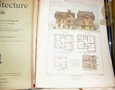 L’Architecture Nouvelle. Choix de petites constructions économiques. Maisons de campagne et de plaisance. Pavillons, chalets, villas, petits hôtels, dépendances et maisons de rapports. Exécutés par divers architectes aux environs de Paris, en Province, sur les plages etc. Chaque construction est donnée avec plans, coupes, profils, détails et complétée par les devis descriptifs et estimatifs très détaillés. Série 1 à 3.