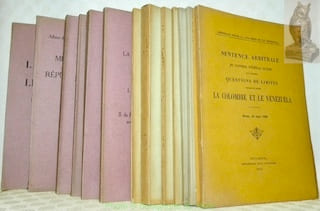 Affaire de limite entre la Colombie et le Venézuéla. Lot de 12 volumes.- Premier mémoire de la Colombie 1918. 87 pages.- Mémoire responsif de la ...