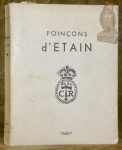 Les poinçons des étains français. Avec la collaboration de M. l’abbé P. Bidault, de Mlles H. Levasseur et C. O. Portefin, de MM. P. Chaumette, B. Douroff, L. Marquet, de MM. les Conservateurs d’Archives et  de Musées et des nombreux Antiquaires et Collectionneurs qui ont bien voulu nous aider à réunir cette documentation.