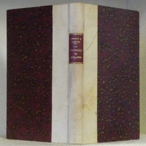 LA BATAILLE DU JUTLAND RACONTEE PAR LES COMBATTANTS. Récits et documents photographiques de soixante officiers ou hommes d’équipage de la grand fleet recueillis par MM. H. W. Fawcet et G. W. Hooper, officiers de réserve de la marine britannique. Traduction, notes et croquis explicatifs par André Cogniet. Collection de mémoires, études et documents pour servir à l’histoire de la guerre mondiale.